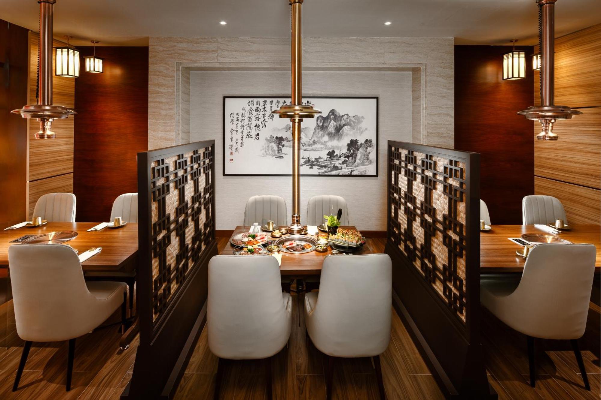 Millennium Place 도하 외부 사진 Interior of a restaurant