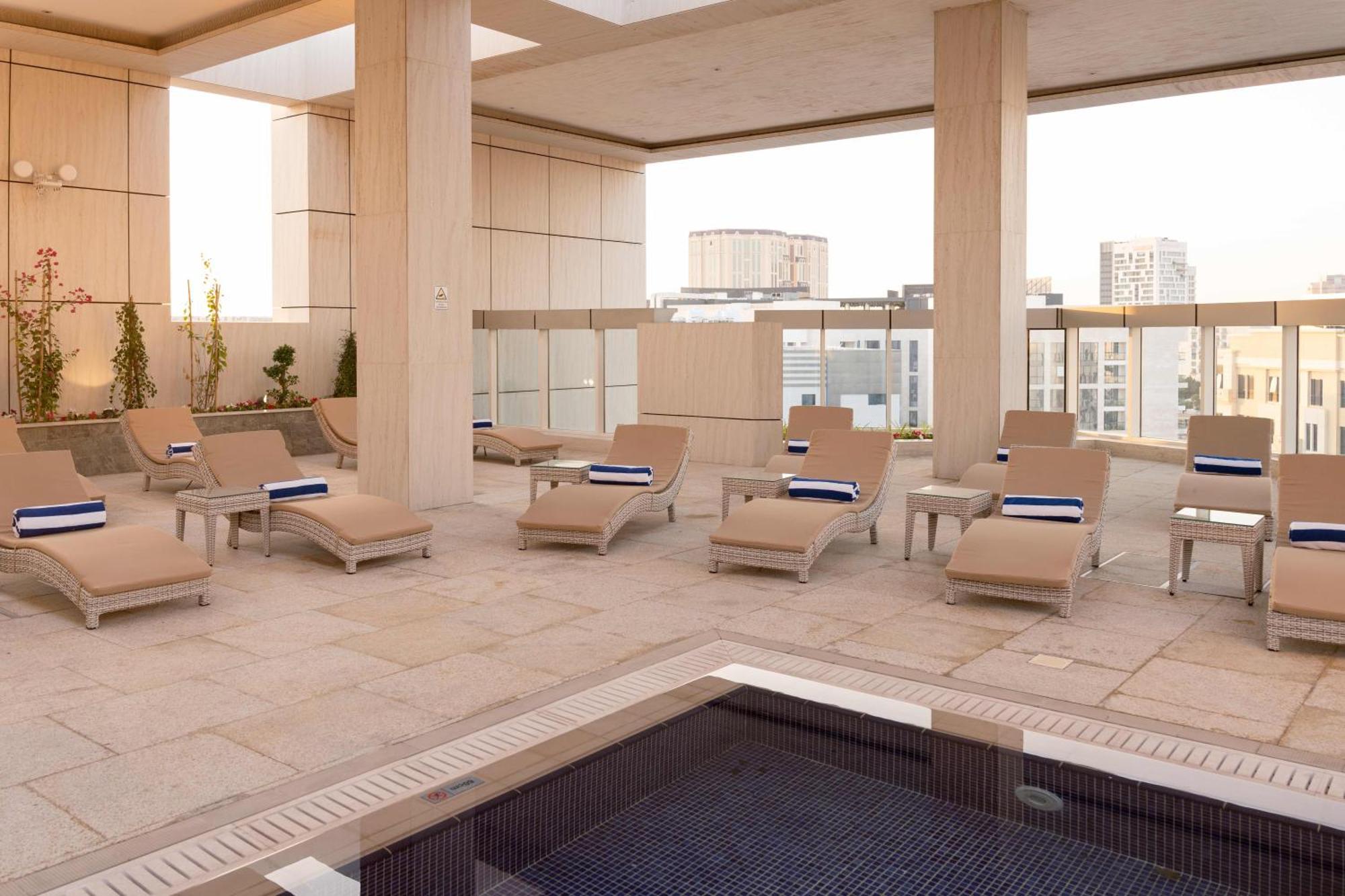 Millennium Place 도하 외부 사진 The rooftop pool at the Four Seasons Hotel
