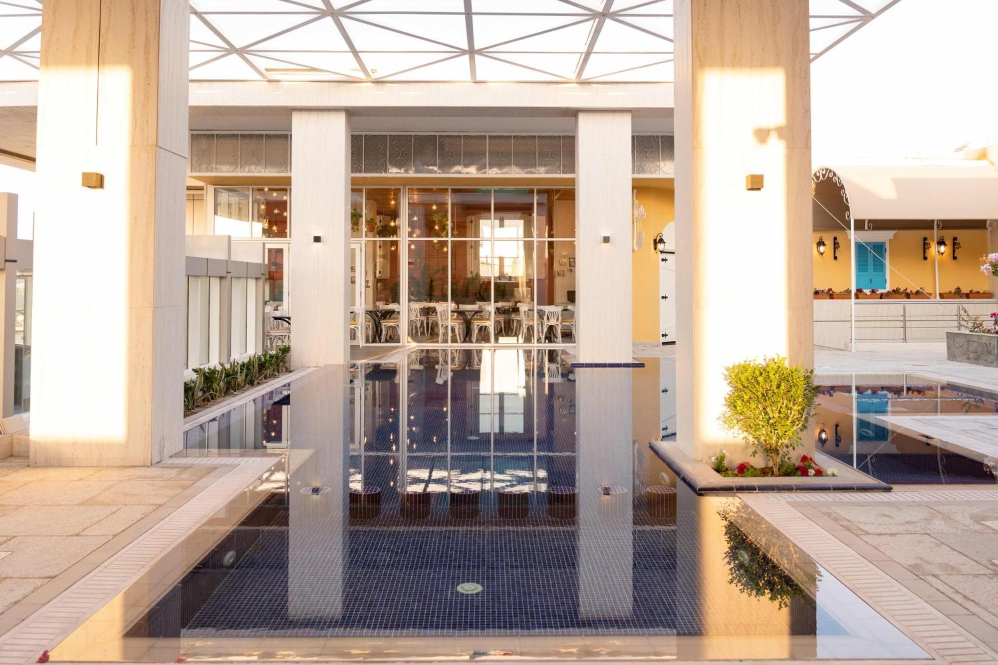 Millennium Place 도하 외부 사진 The fountain at the entrance of the hotel