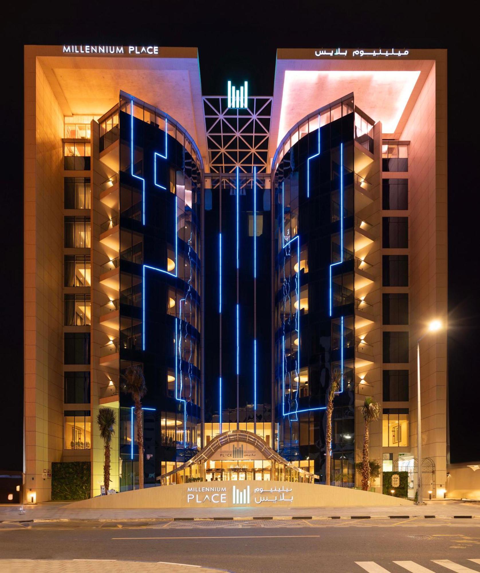 Millennium Place 도하 외부 사진 The hotel at night