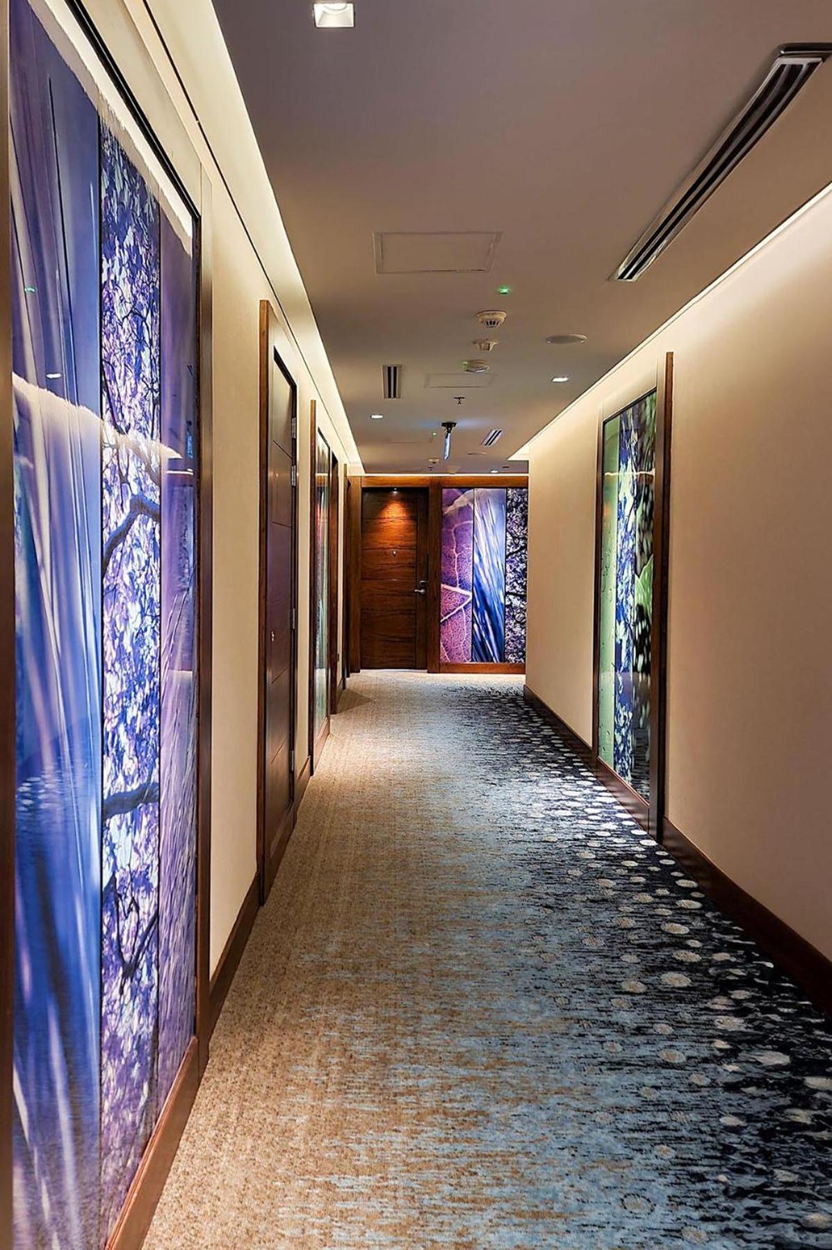 Millennium Place 도하 외부 사진 A corridor at the hotel